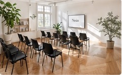 Učionica sa stolicama i ekranom